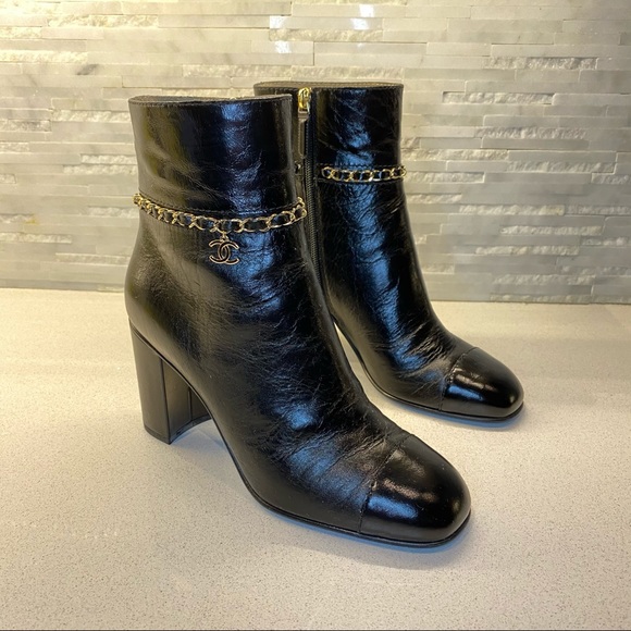 Chanel Short Boots with gold chain - Picture 3 of 12